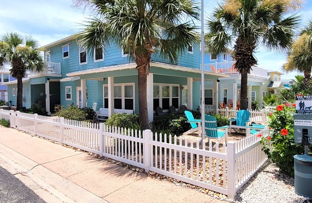 Tranquil Tides-Unique 3 BR House In Village Walk, Close to Beach, Heated Pools!
