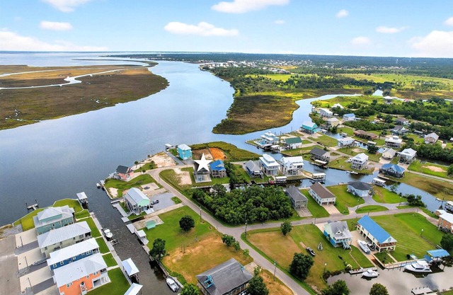 Tranquil Waterfront Retreat: Stunning Bay Views Near Downtown Bay St. Louis