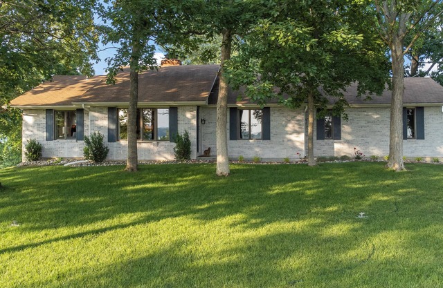 Tranquil Wooded Retreat Overlooking Truman Lake only 2 minutes from Warsaw, MO