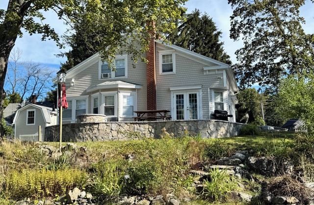 Tranquility and ease: 3 bedroom home 3 minutes from York Harbor Beach