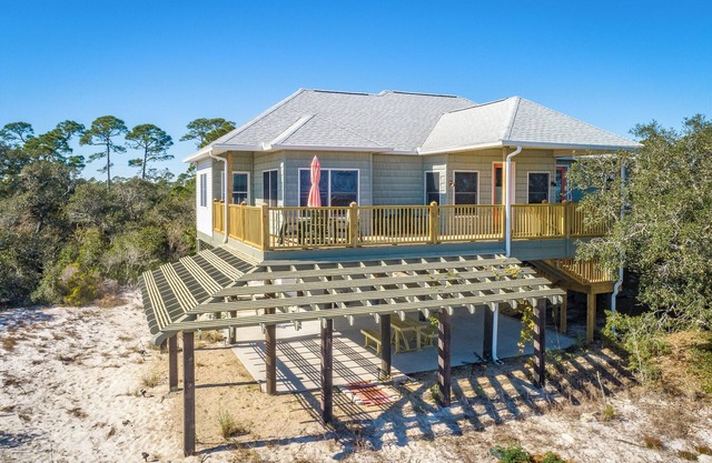 "Traveler's Rest", A Gulf front beach home on private lot with fire pit under the stars!