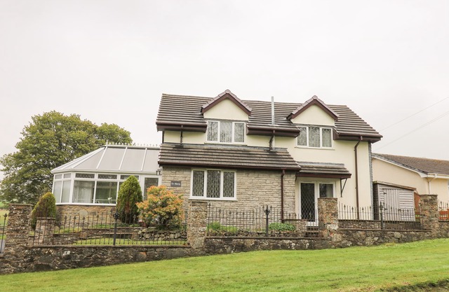 TRE GARREG, pet friendly, country holiday cottage in Rhayader