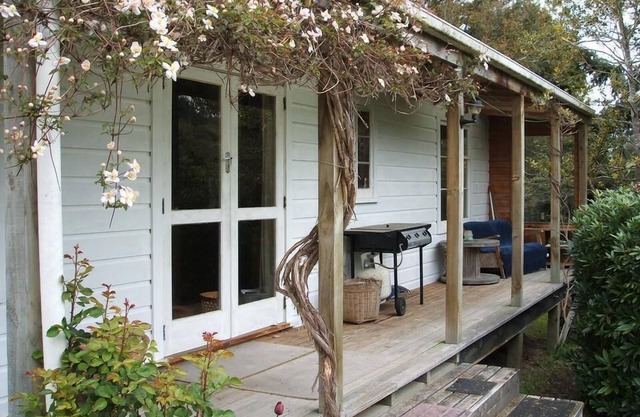 TREE COTTAGE charming, secluded, 20 mins from town