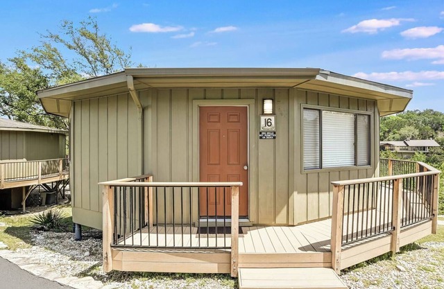 Treehouse Bungalow with Community Pool/Hot Tub 16