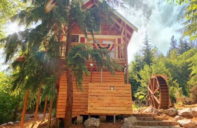 Treehouse Place at Deer Ridge Ole Mill