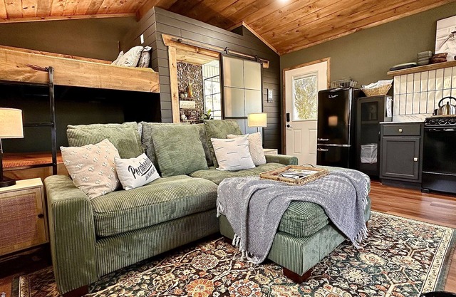 Treehouse w/HOT TUB & Wi-Fi, secluded