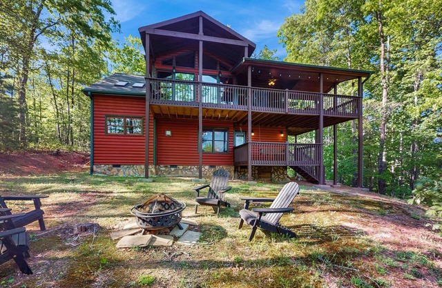 Treetop cabin with private hot tub, furnished deck, & free WiFi - dog-friendly
