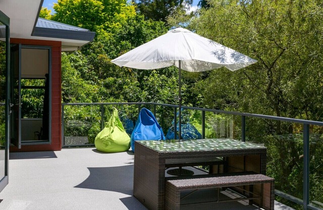 Treetop Living - peaceful oasis, serene and cozy interior, scenic views of native bush.