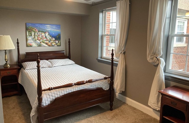 Treetop Rosslyn with loft - Georgetown-walkable