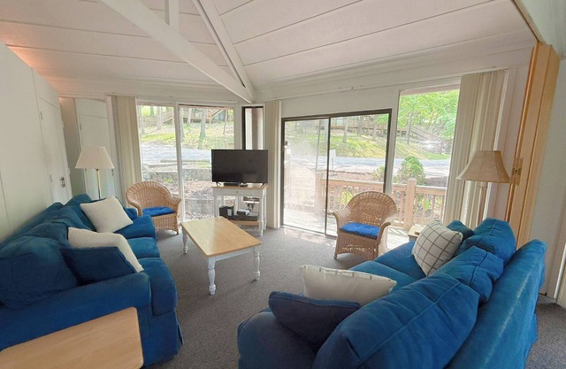 Treetop House in Forest 3BD/3BA/Deck/Pools/Grill/Dock-Sleeps 8PP