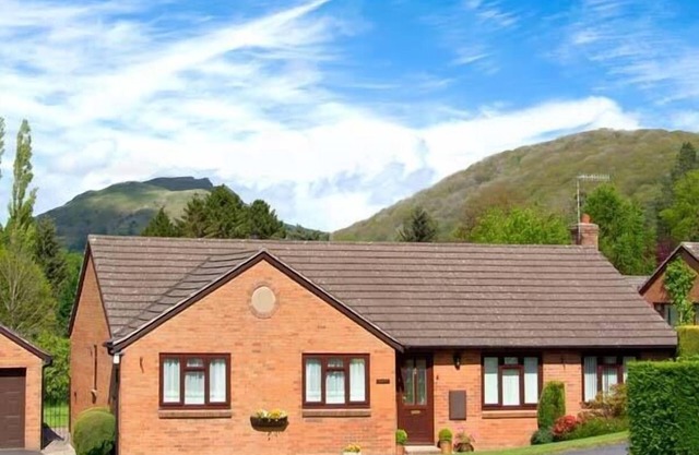 TREGARTHENS, family friendly, with a garden in Church Stretton