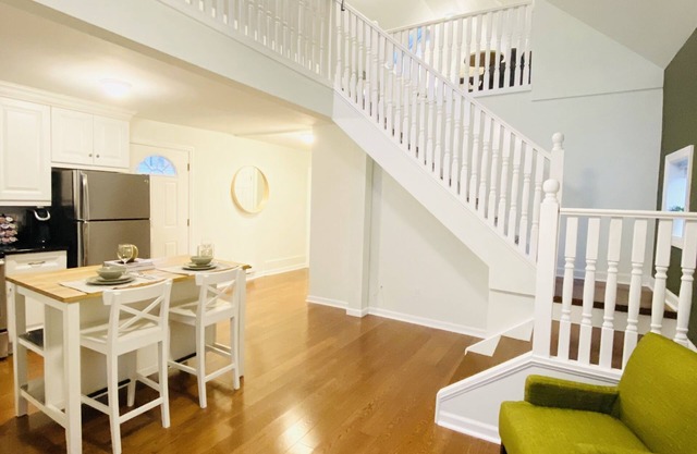 Trendy 1 bedroom +loft apartment w/parking