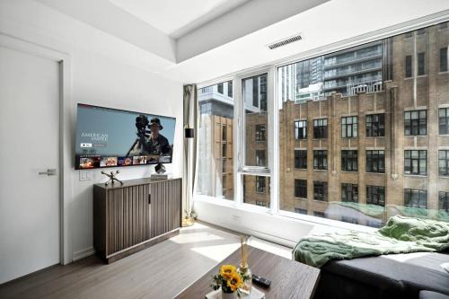 Trendy 1BR in TO Steps to Entertainment & Dining