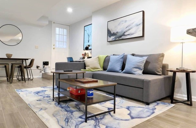 Trendy Apt in Bloomingdale - Parking
