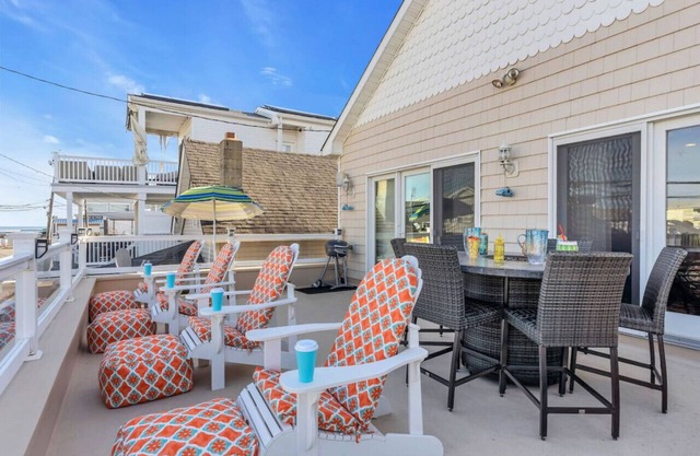 Trendy & Chic 6 BR home steps to the Boardwalk/Beach extensively stocked for Fun