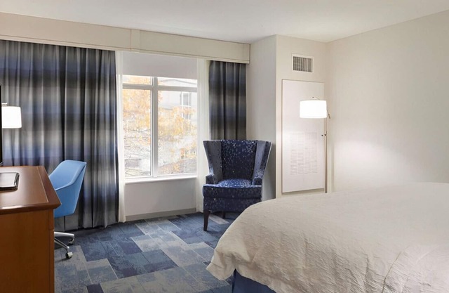 Trendy & Comfortable King Suite! Pool, Gym, Bar