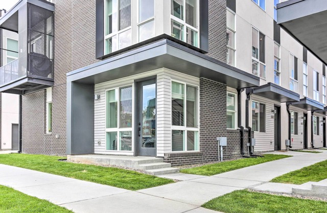 Trendy Denver Townhome - Walk to Mile High Stadium