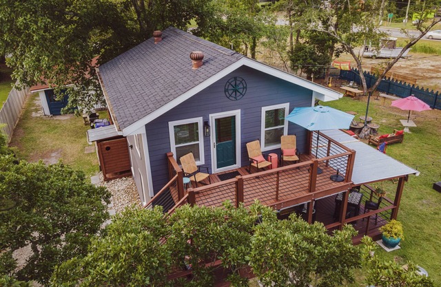 Trendy Loft w/Energetic Outdoors - 5 min from the beach and pet friendly!