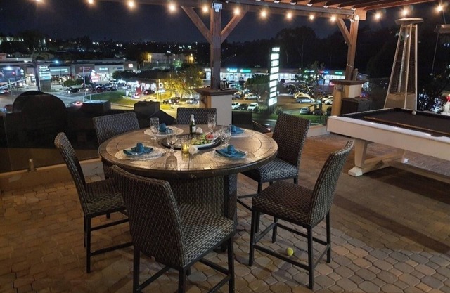 Trendy-unique 1 br guesthouse with a fantastic view. Detached and private.