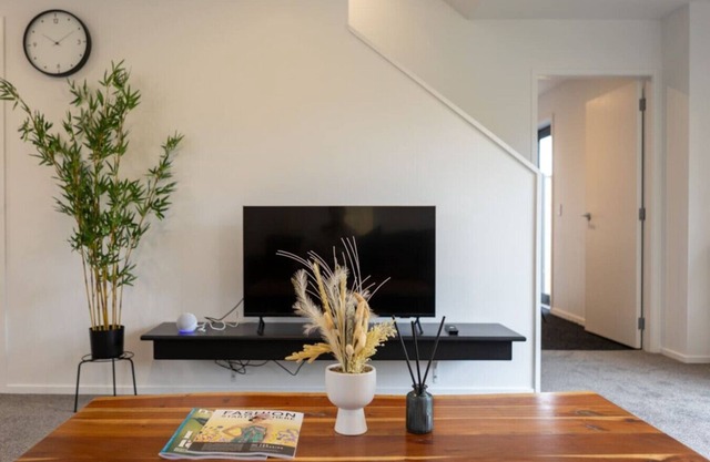 Trentham Jewel: Stylish 2-BR Retreat