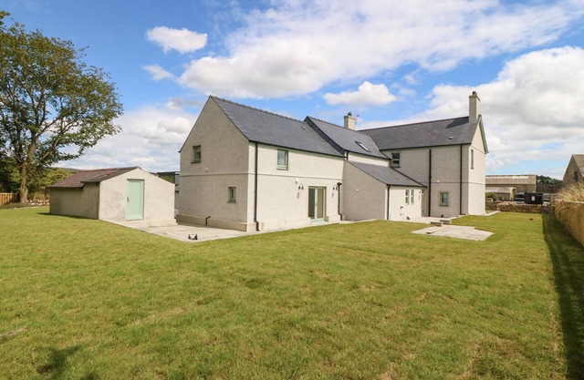 TREWEN, pet friendly, with open fire in Sarn Meyllteyrn