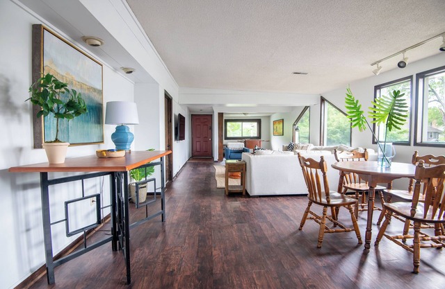 Tri-City BrightHaus – Groups/WiFi/Spacious/Comfy
