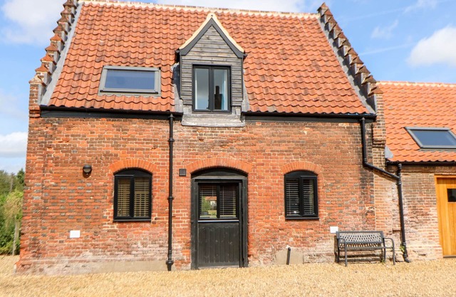 TRICKER'S COTTAGE, pet friendly, character holiday cottage in Lenwade