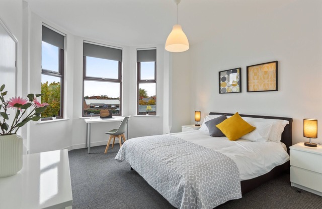Triple En-Suite Room with Free Parking and Wi-Fi