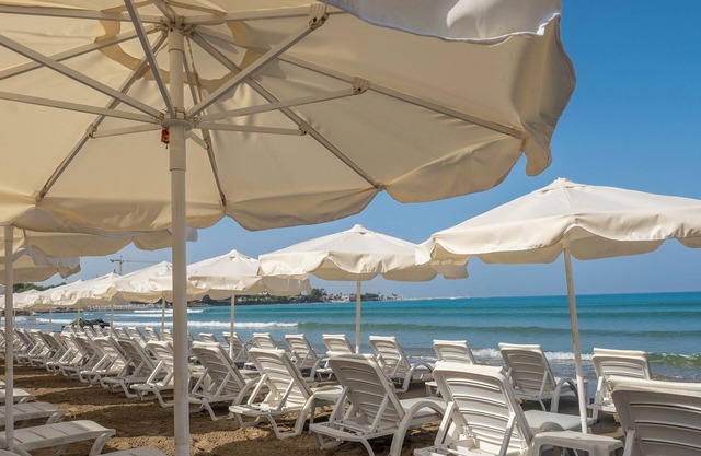 Tropic Beach Club Side