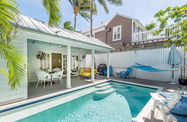 Tropical Jewel: Historic Seaport Oldtown - 2BR/2BA - Pool - RealKeyWest