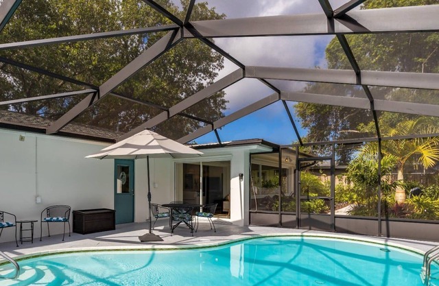 Tropical Oasis 7 mins to beach w/ pool & hot tub