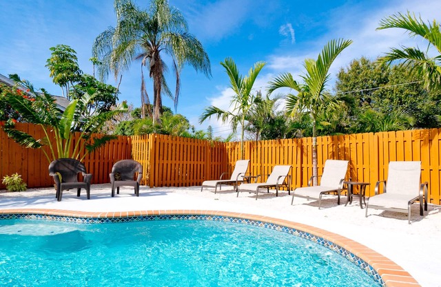 Tropical Oasis with heated pool/jacuzzi - 10 min from Anna Maria Island beach!