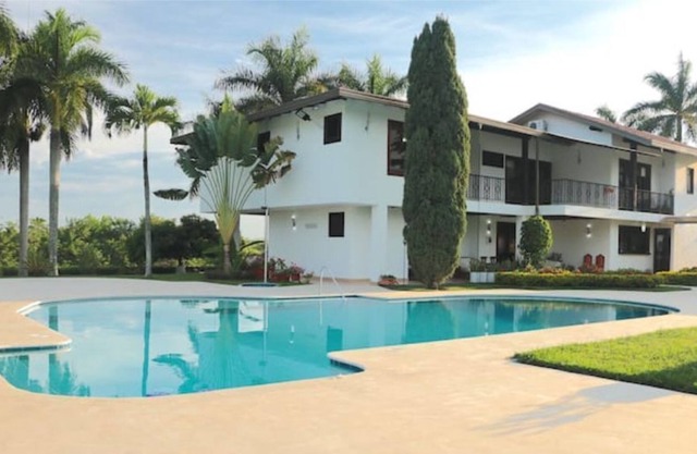 Tropical Villa 4BD 5BA