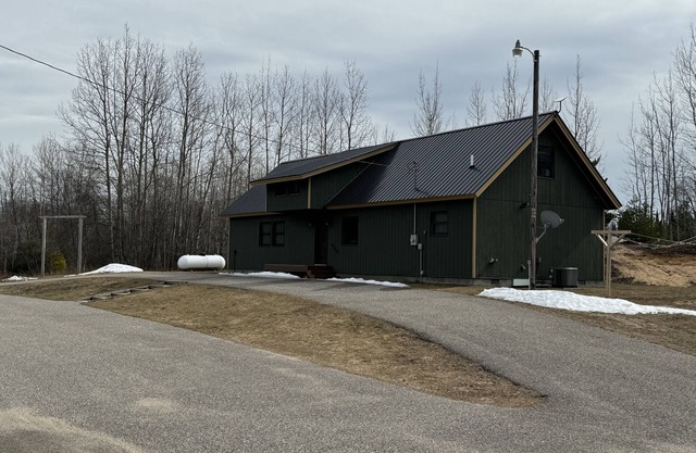 TROUT LAKE - Unique U.P. Lodge on Trail - Sleeps 18 - Starlink internet!