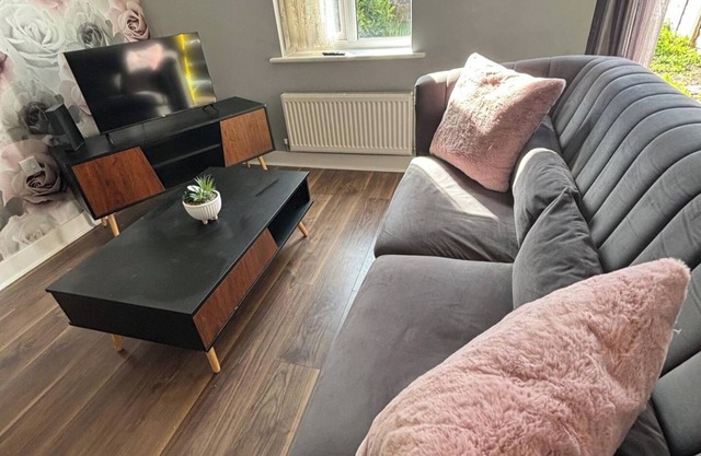 Trowbridge Close Long stay-parking-WiFi-Sleeps7