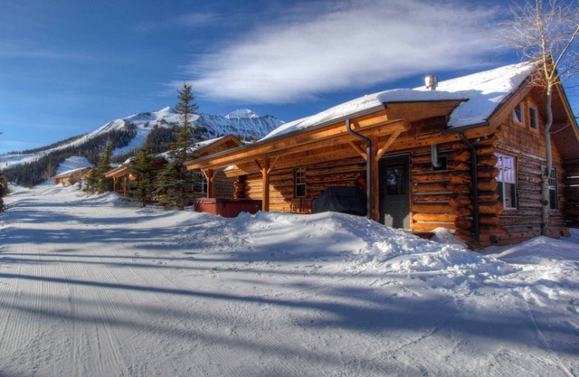 True Ski-in/ski-out - The Wrangler-Cowboy Heaven Cabin, Hot Tub, New Bathrooms