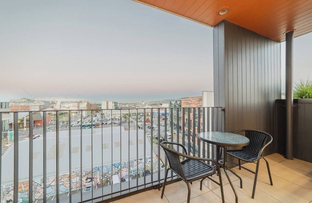 Tuam St Stay - 1BR with Balcony, Bath