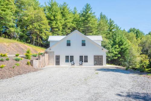 Tucked away in the woods - minutes to the New River - Acreage to explore!