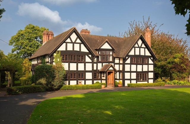 Tudor Manor - pet friendly with hot tub near Ombersley