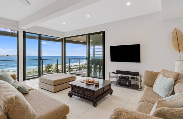 Tugun Hideaway - Modern, pet friendly beach house - Min. 3 Night Stays!