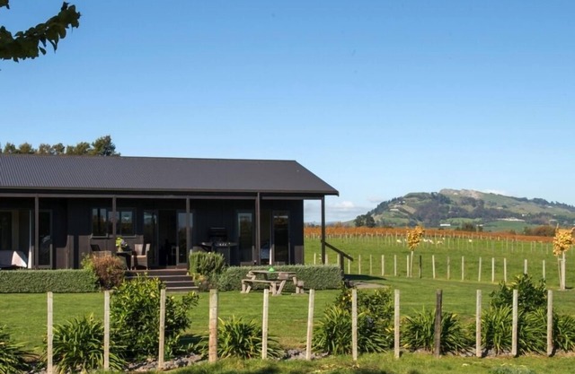 Tuki Tuki Cottages. Chardonnay Cottage