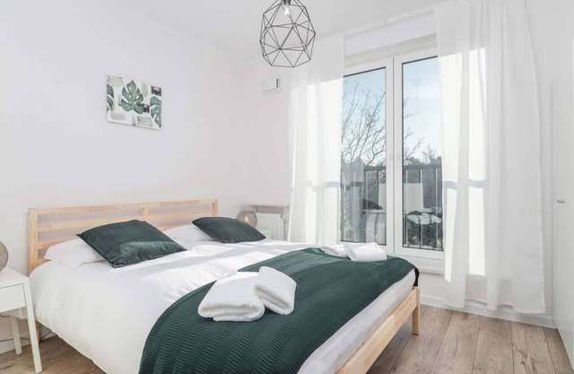 Tumskie Ogrody II 14 Wrocław | Spacious 3-Bedroom Apartment | Two Parking Spaces