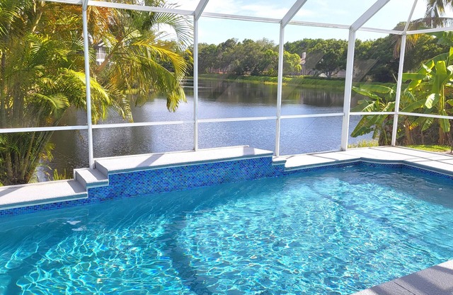 Turtle Cove! Heated Pool, Movie Room, Pool Room, Lakeview, Close to Anna Maria