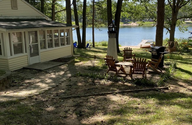 Turtle Lake Cottage - Lakefront - Between Sleeping Bear Dunes & Traverse City