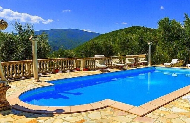 Tuscany Villa Resort 10 people. Salt water pool Caprese Michelangelo