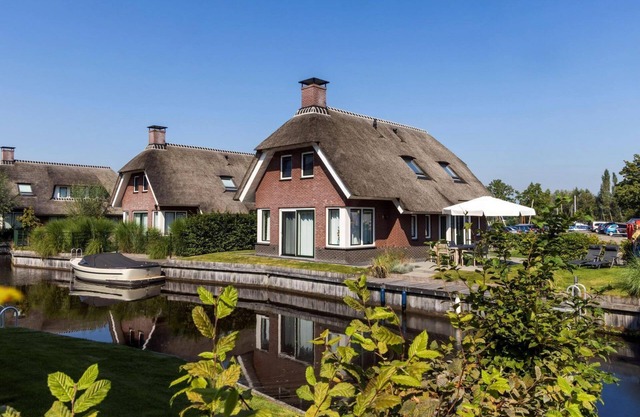 Twadde Thùs is an 8 person wellness water villa