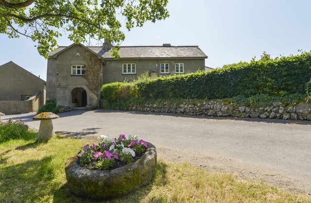 TWELVE OAKS FARMHOUSE, pet friendly, with pool in Newton Abbot