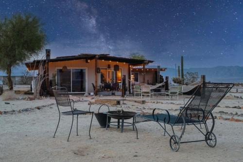 Twentynine Palms Desert Oasis with Pool and Hot Tub!