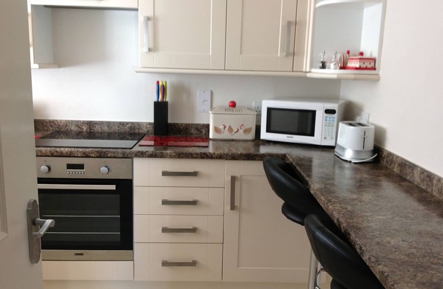 Twin-bed Sidmouth apartment with parking, a minute's easy walk to seafront