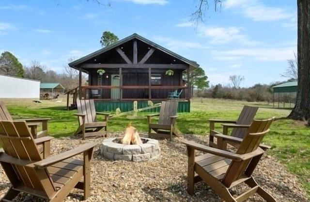 Twin Oaks Cabin sleep 6, 2 BR, 1 K 2 Q, 3 Bath, Hot Tub Fire Pit Grill big yard